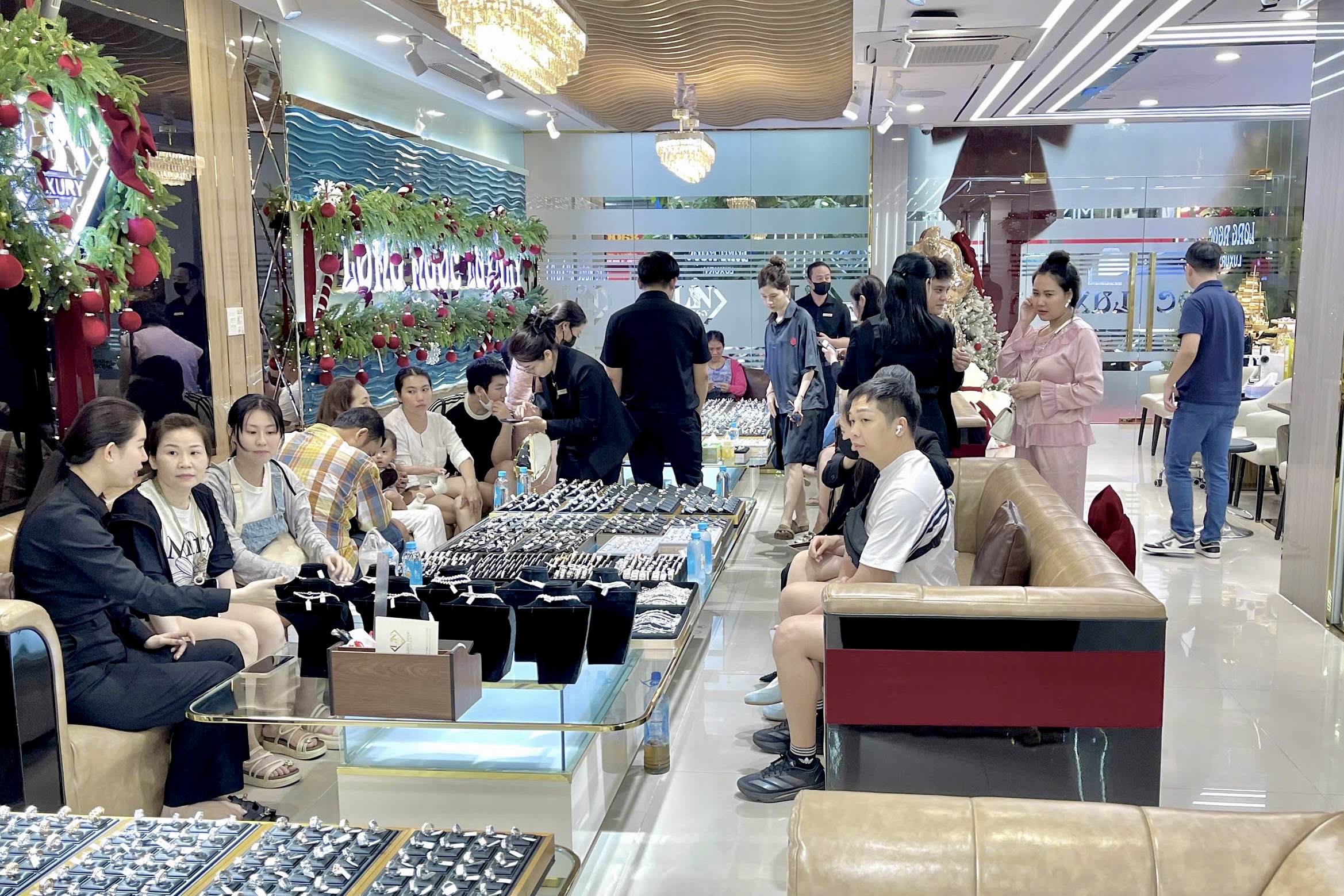 Lịch Tết thiết kế sang trọng Long Ngọc Luxury