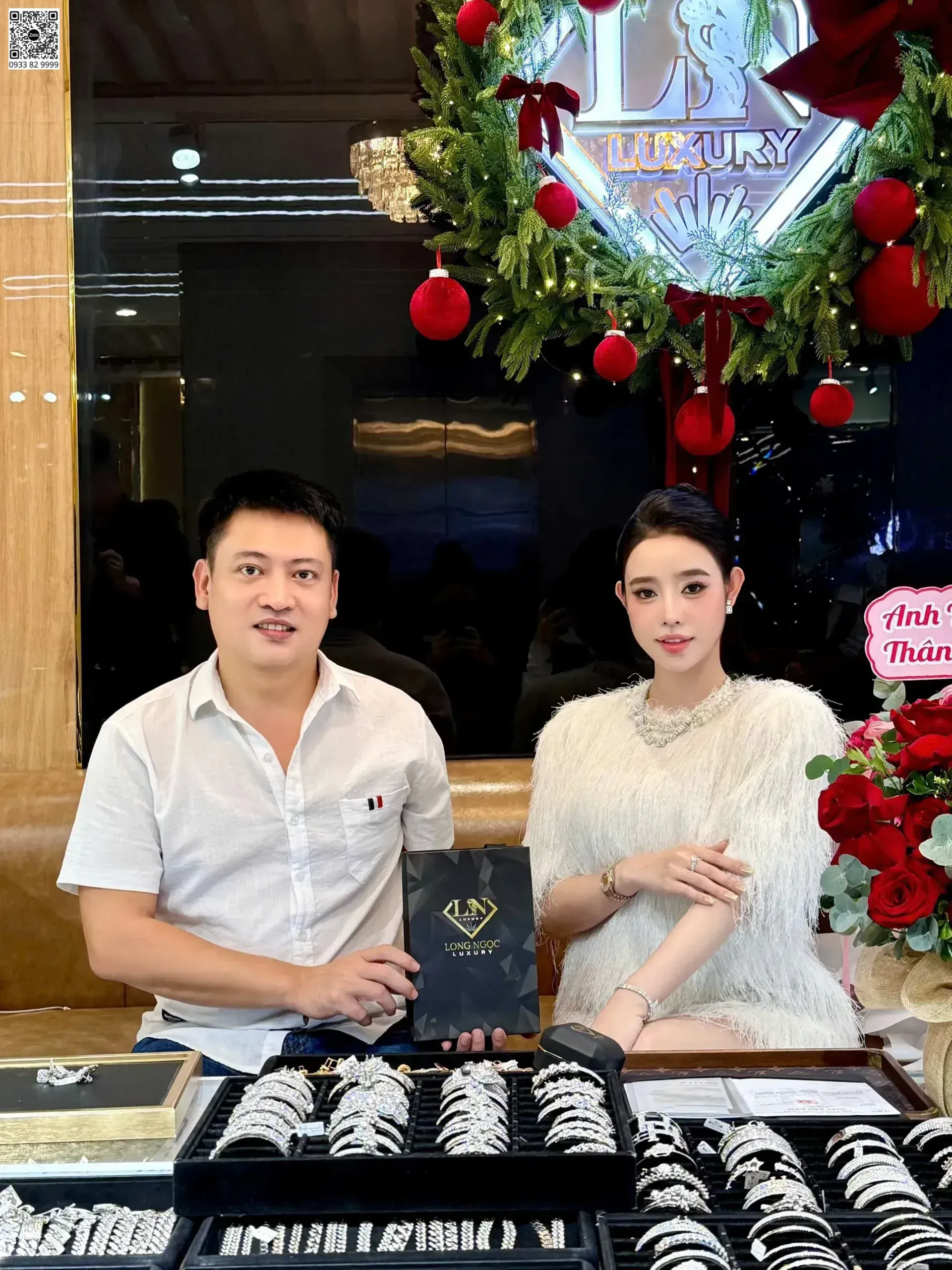 Khách hàng chụp hình cùng Long Ngọc Luxury