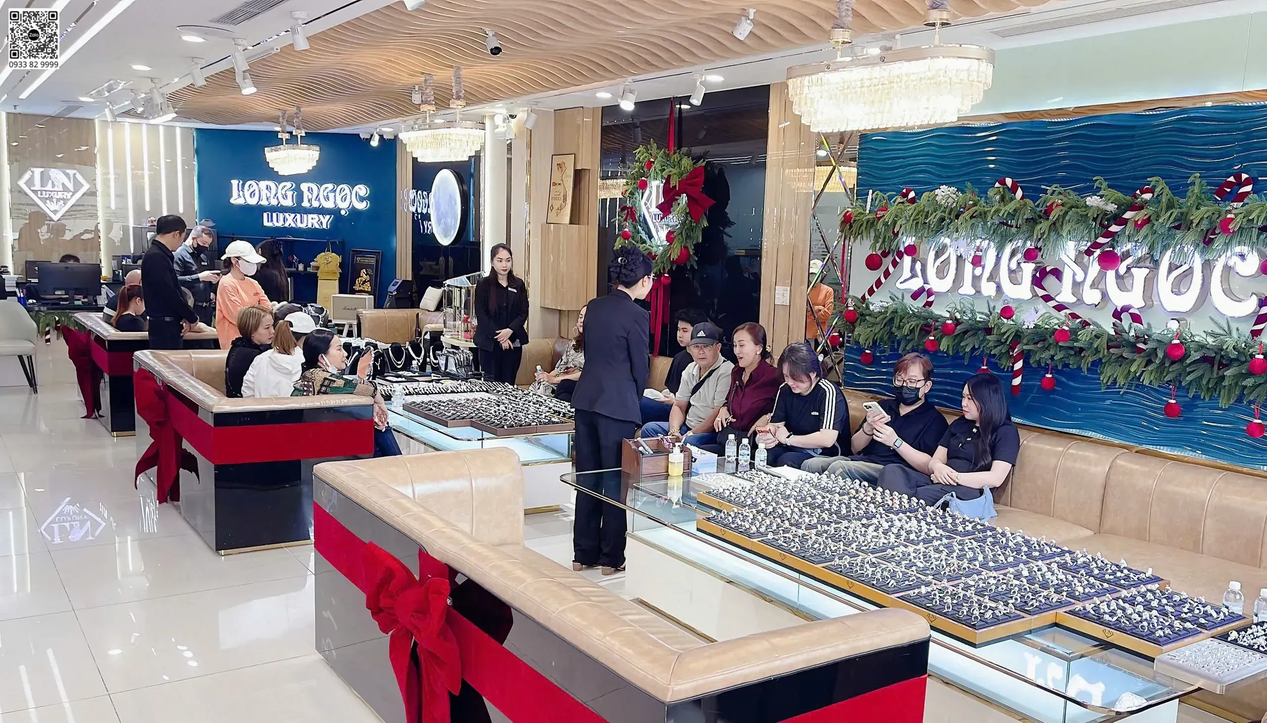 Showroom kim cương thiên nhiên Long Ngọc Luxury tại TP.HCM