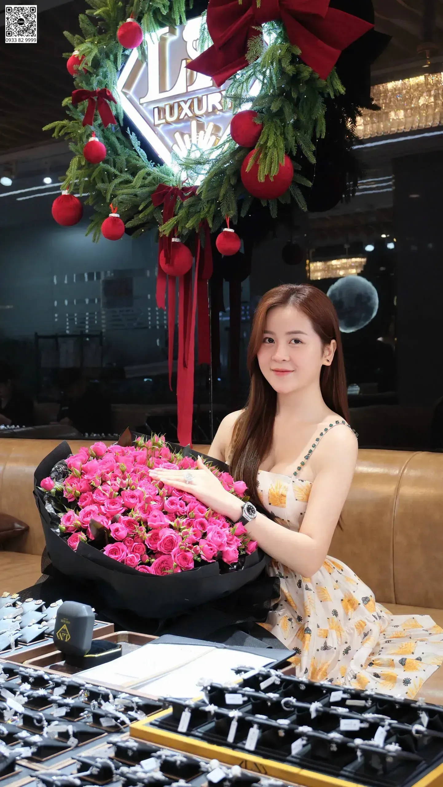 Khách hàng mua trang sức kim cương tại Long Ngọc Luxury