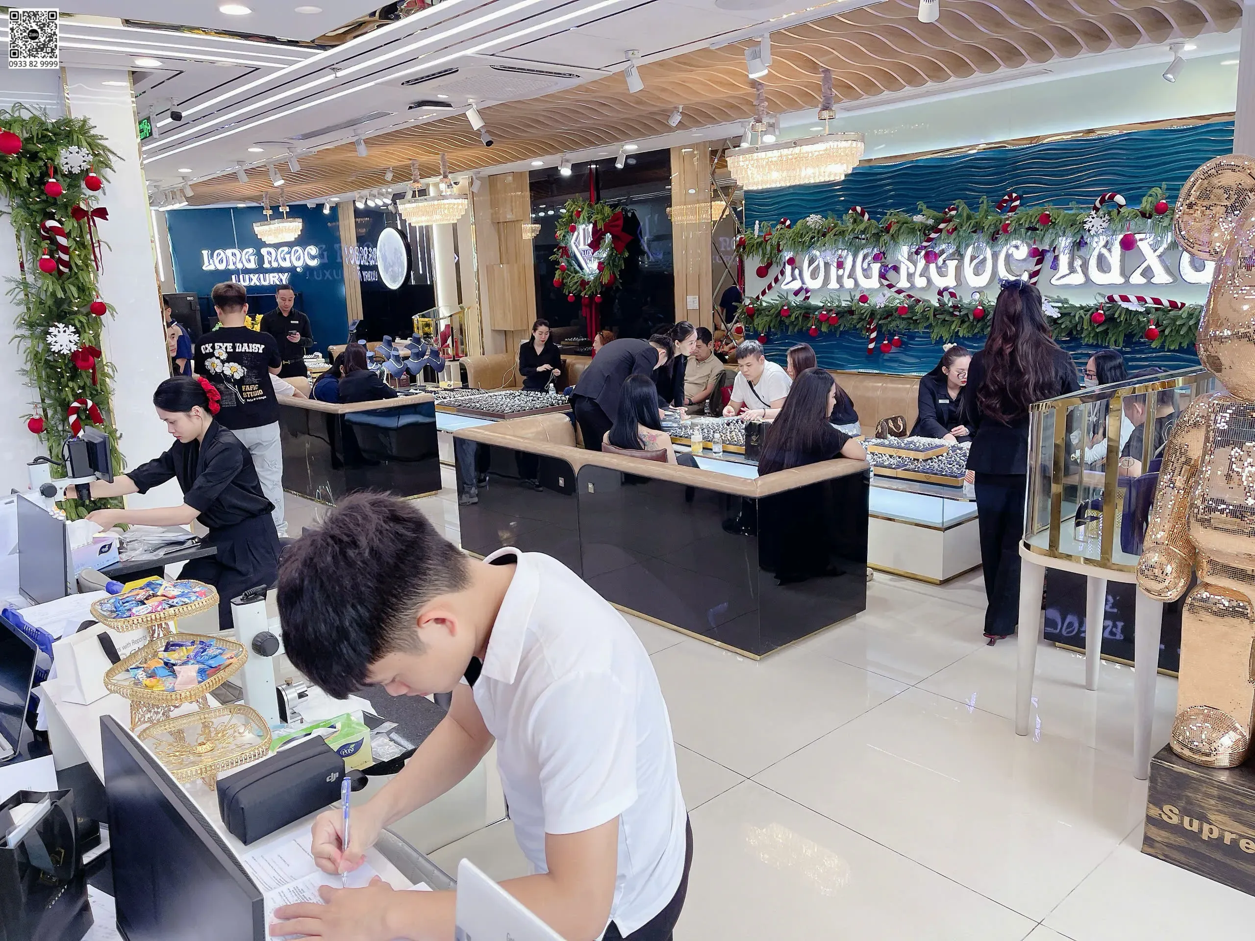 Showroom Long Ngọc Luxury