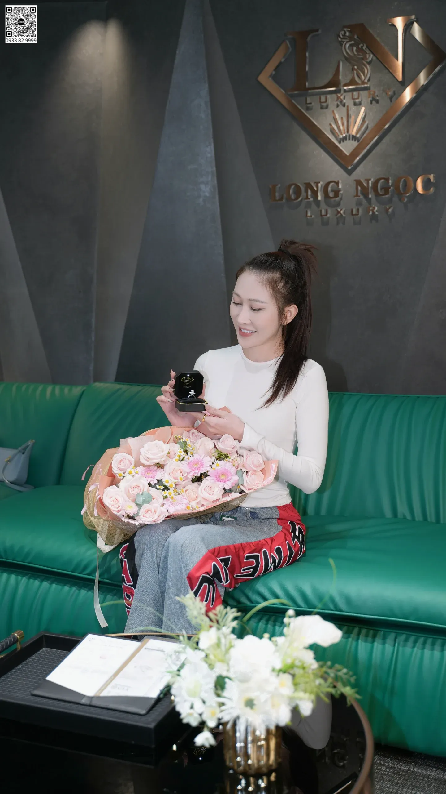 Khách hàng mua trang sức kim cương Long Ngọc Luxury